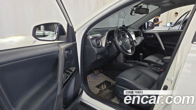 Toyota RAV4 2018 — Фото 10/20