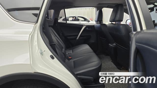 Toyota RAV4 2018 — Фото 12/20