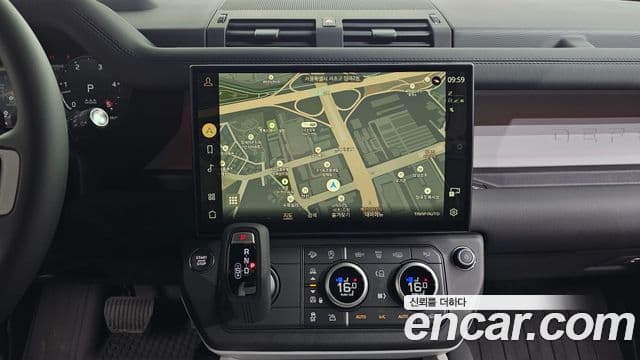 Land Rover Defender 2026 — Photo 18/20