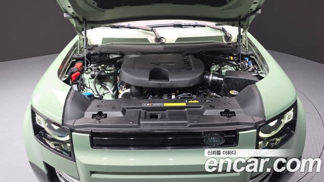 Land Rover Defender 2023 — Photo 13/20