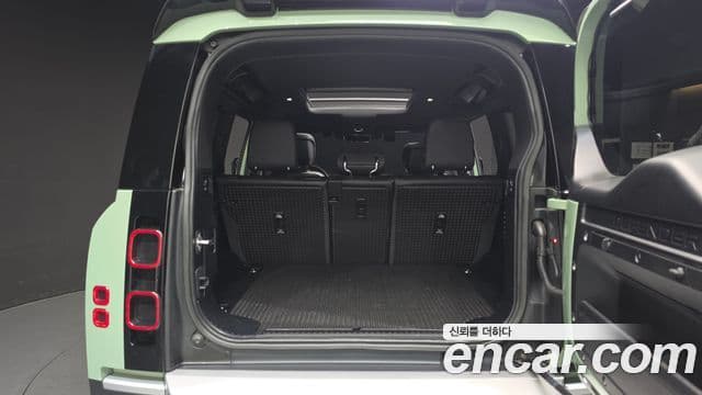 Land Rover Defender 2023 — Photo 17/20