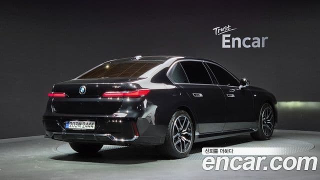 BMW 7 Series 2023 — Photo 7/20
