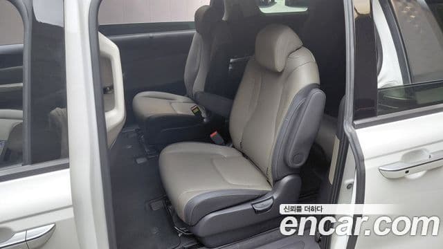 Kia Carnival 2024 — Şəkil 29/31