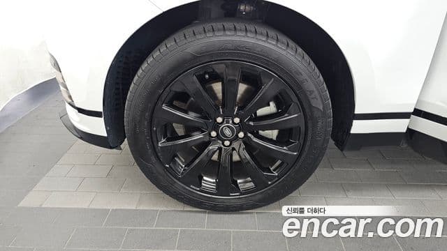 Land Rover Range Rover Velar 2023 — ფოტო 11/34