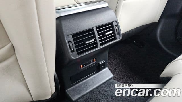 Land Rover Range Rover Velar 2023 — ფოტო 27/34