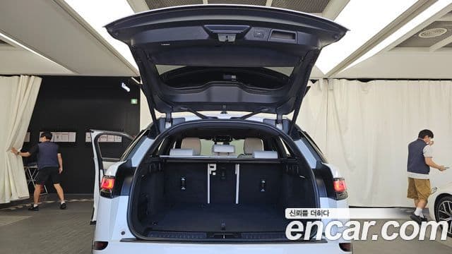 Land Rover Range Rover Velar 2023 — ფოტო 33/34