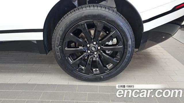 Land Rover Range Rover Velar 2023 — ფოტო 16/34