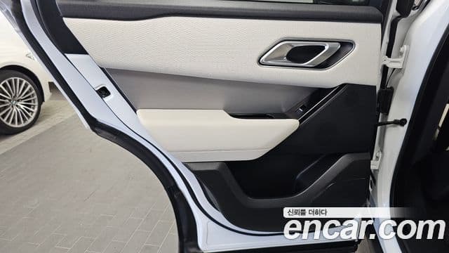 Land Rover Range Rover Velar 2023 — ფოტო 24/34