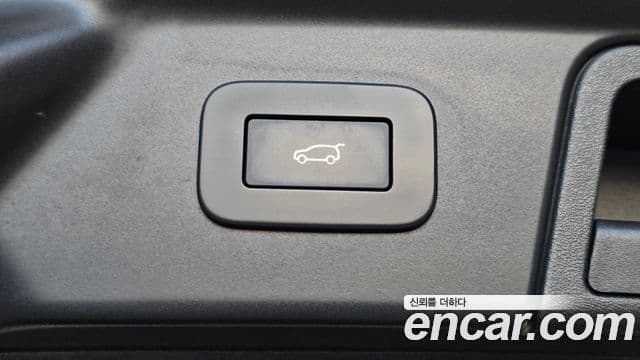 Land Rover Range Rover Velar 2023 — ფოტო 28/34