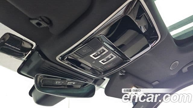 Land Rover Range Rover Velar 2023 — ფოტო 29/34