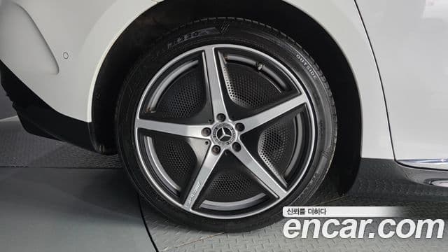 Mercedes-Benz EQE 2023 — ფოტო 33/35