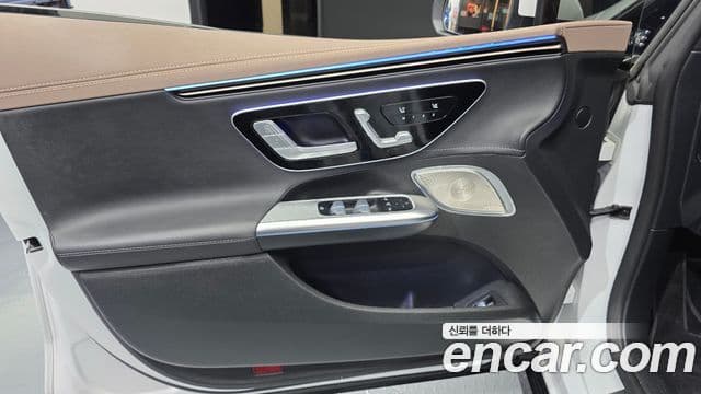 Mercedes-Benz EQE 2023 — ფოტო 20/35