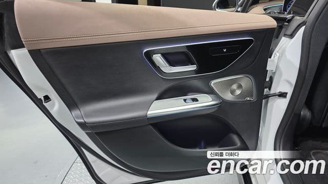 Mercedes-Benz EQE 2023 — ფოტო 23/35