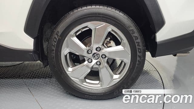 Toyota RAV4 2021 — Photo 3/34