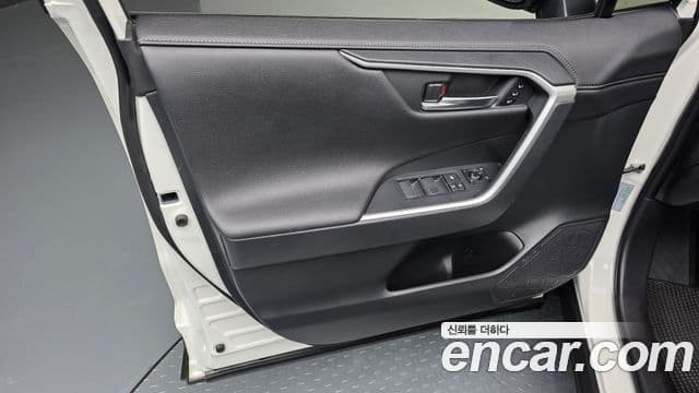 Toyota RAV4 2021 — Photo 33/34