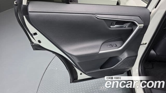 Toyota RAV4 2021 — Photo 17/34