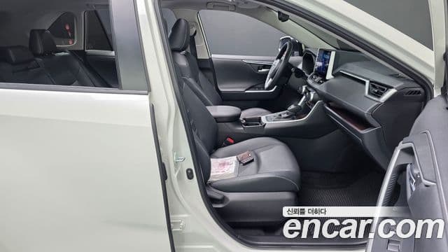 Toyota RAV4 2021 — Photo 16/34