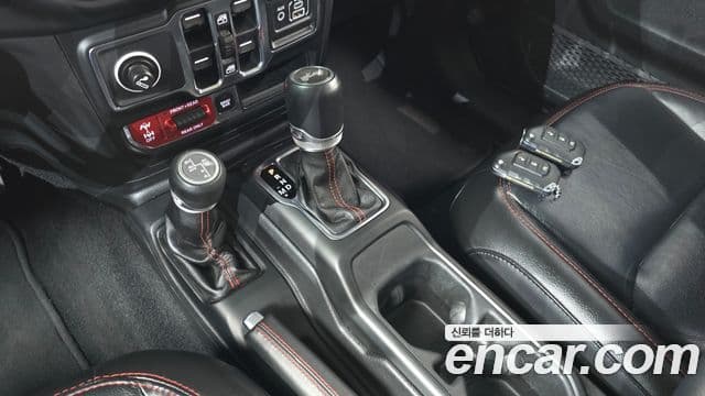 Jeep Wrangler 2020 — ფოტო 17/32