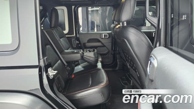 Jeep Wrangler 2020 — ფოტო 15/32