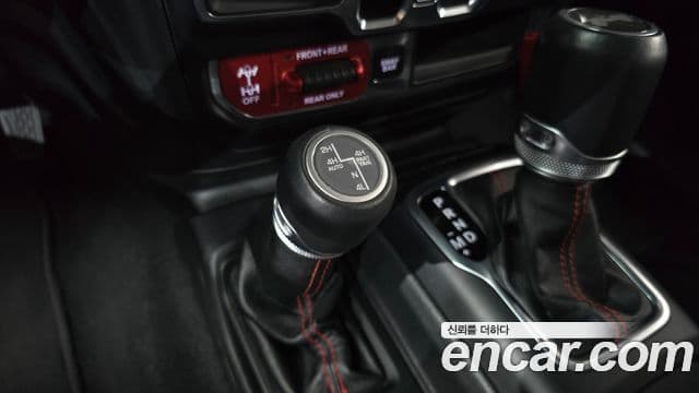 Jeep Wrangler 2020 — ფოტო 8/32