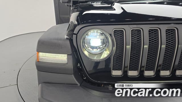 Jeep Wrangler 2020 — ფოტო 24/32