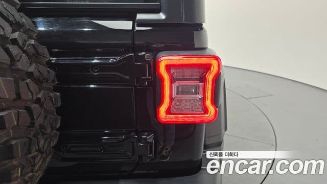 Jeep Wrangler 2020 — ფოტო 18/32