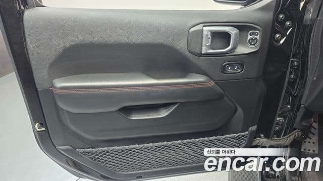 Jeep Wrangler 2020 — ფოტო 16/32