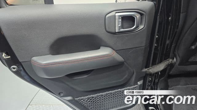 Jeep Wrangler 2020 — ფოტო 19/32