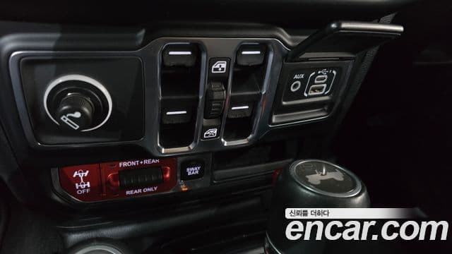 Jeep Wrangler 2020 — ფოტო 7/32