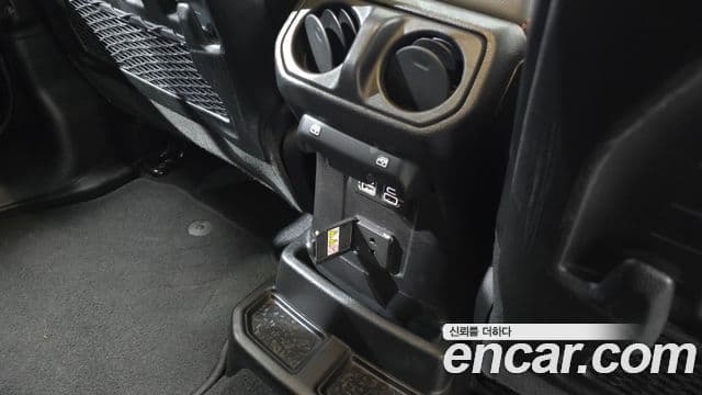 Jeep Wrangler 2020 — ფოტო 28/32