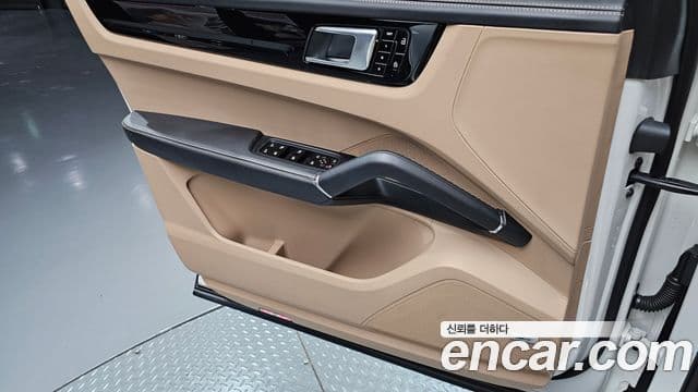 Porsche Cayenne 2020 — Photo 22/31
