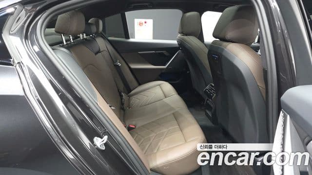 BMW 5 Series 2025 — Photo 10/32