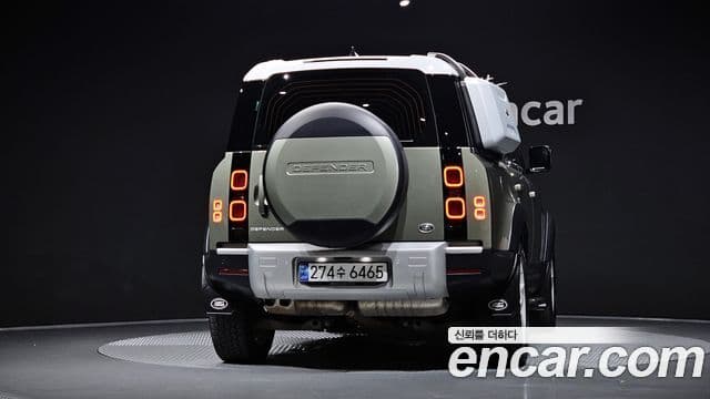 Land Rover Defender 2022 — Photo 28/33