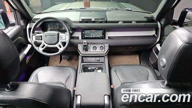 Land Rover Defender 2022 — Photo 26/33