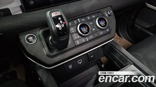 Land Rover Defender 2022 — Photo 8/33