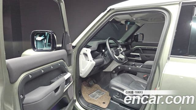 Land Rover Defender 2022 — Photo 10/33