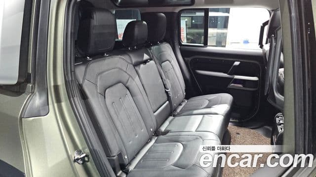 Land Rover Defender 2022 — Photo 30/33