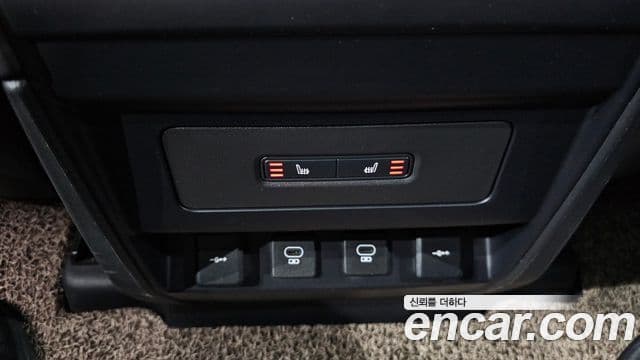 Land Rover Defender 2022 — Photo 7/33
