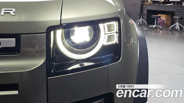 Land Rover Defender 2022 — Photo 12/33