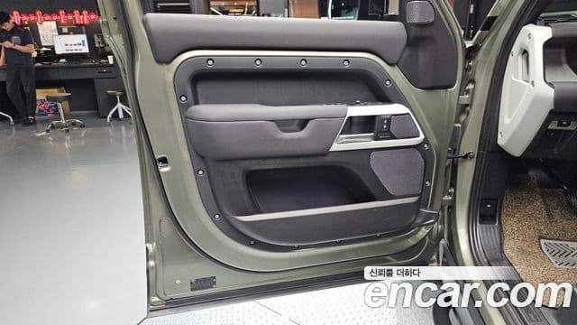 Land Rover Defender 2022 — Photo 15/33