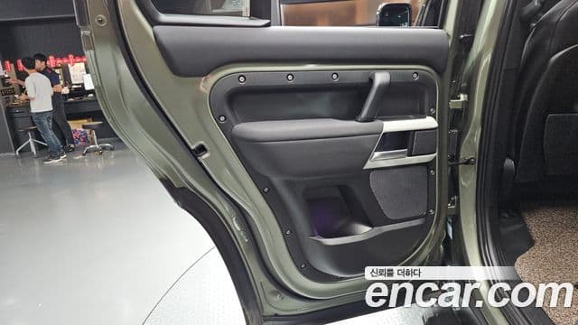 Land Rover Defender 2022 — Photo 9/33