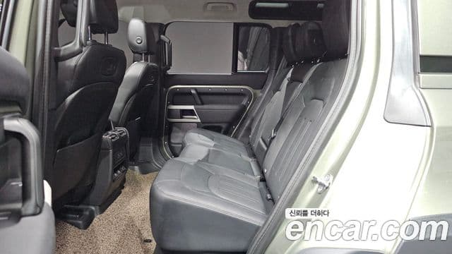 Land Rover Defender 2022 — Photo 29/33