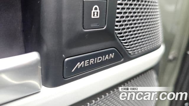 Land Rover Defender 2022 — Photo 31/33