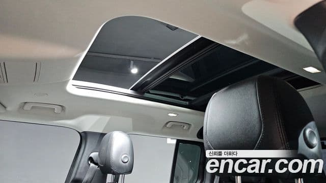 Land Rover Defender 2022 — Photo 17/33