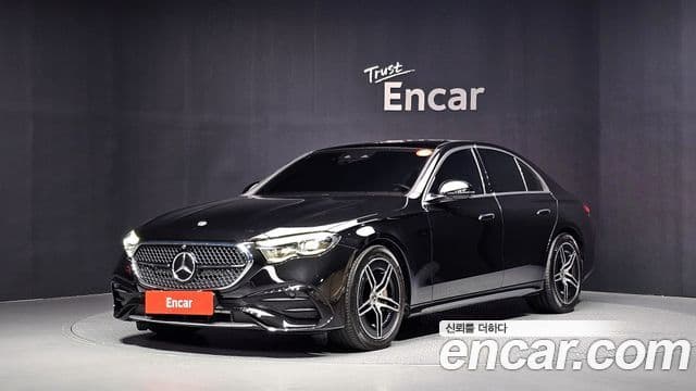 Mercedes-Benz E-Class 2024 — Photo 28/33