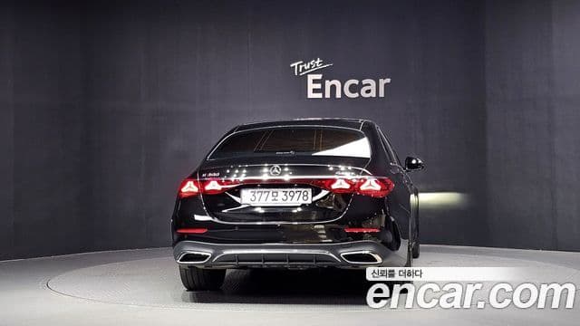 Mercedes-Benz E-Class 2024 — Photo 9/33