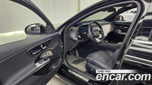 Mercedes-Benz E-Class 2024 — Photo 17/33