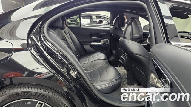 Mercedes-Benz E-Class 2024 — Photo 11/33