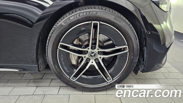 Mercedes-Benz E-Class 2024 — Photo 29/33