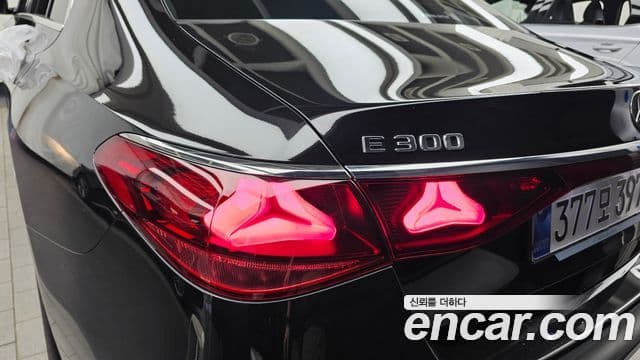 Mercedes-Benz E-Class 2024 — Photo 21/33